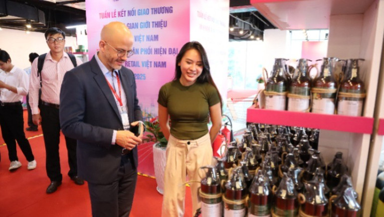 Các đại biểu tham quan các sản phẩm của doanh nghiệp. 11-7938.jpg