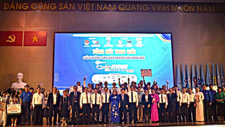 Førstepremievinnerne og organiseringskomiteen tok et suvenirbilde under Eurékas avsluttende prisutdeling. cac-thi-sinh-dat-giai-nhat-cung-quy-dai-bieu-chup-anh-luu-niem-tai-le-trao-giai-chung-ket-eureka.jpg