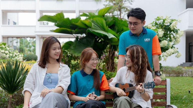 Sinh viên Đại học Kinh tế Thành phố Hồ Chí Minh trao đổi về nghệ thuật. ueh-kien-tao-moi-truong-giao-duc-hien-dai-va-chat-luong-cho-moi-nguoi-hoc.jpg