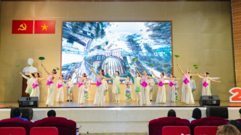 Biểu diễn văn nghệ tại phiên khai mạc. sinhvien-2-5906.jpg