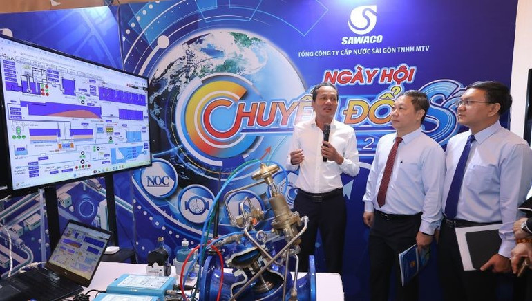 Các đại biểu tham quan các gian hàng trưng bày giải pháp chuyển đổi số tại ngày hội chuyển đổi số được tổ chức tại Thành phố Hồ Chí Minh. thongminh.jpg