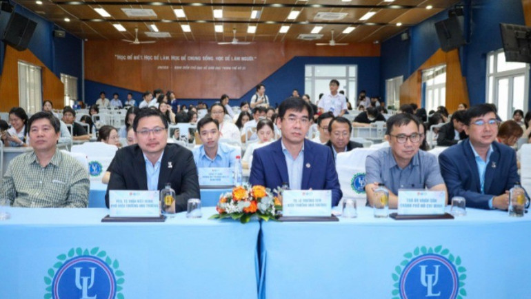 Các đại biểu tham dự khai mạc ngày hội việc làm. z6680336774251-daa56a497956d201eae43caeb2de14de-7430.jpg