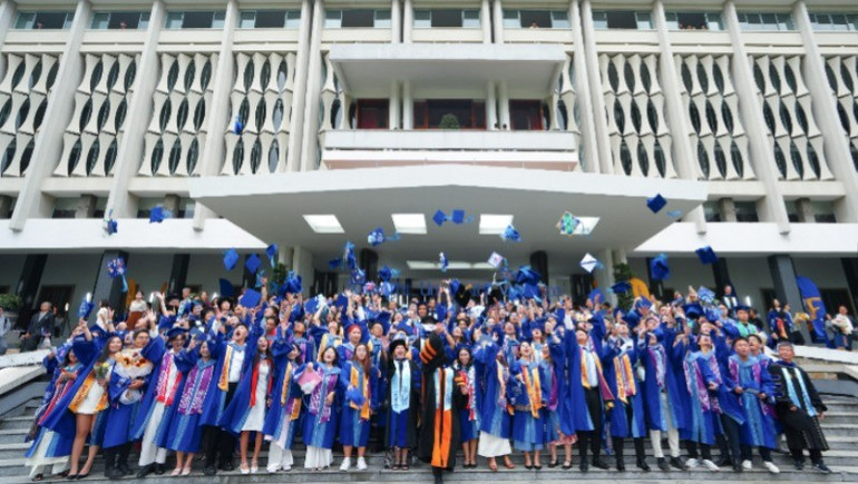 Các tân cử nhân tại lễ tốt nghiệp khóa cử nhân 2025 nnnnn-5878.jpg