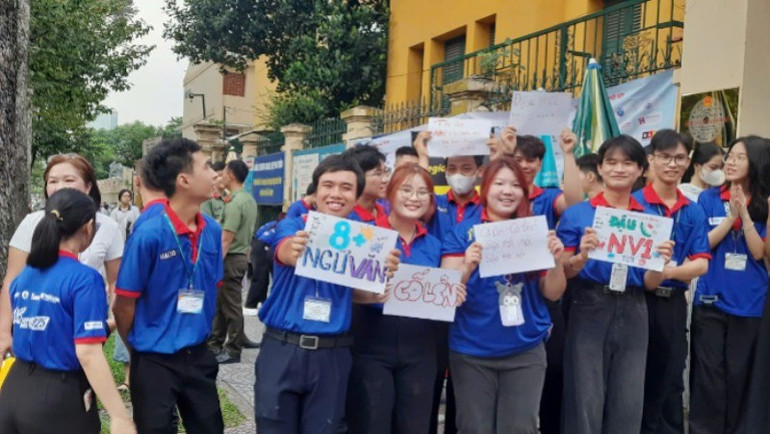 Các tình nguyện viên cổ vũ thí sinh bước vào kỳ thi tự tin, đạt kết quả cao. 8-7780.jpg