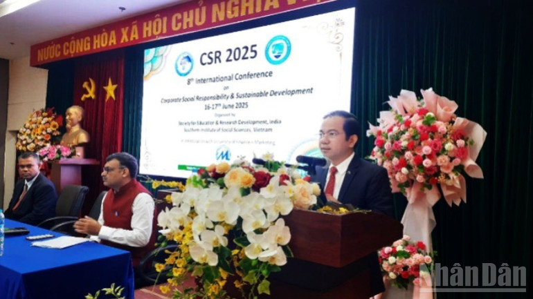 Phó Giáo sư, Tiến sĩ Vũ Tuấn Hưng, Viện trưởng Viện Khoa học xã hội vùng Nam Bộ phát biểu khai mạc. ndo_br_1-3580.jpg