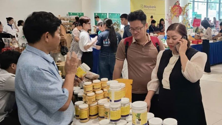 Các đại biểu tham quan sản phẩm xanh của các dự án dự thi. xanh-3-5171.jpg