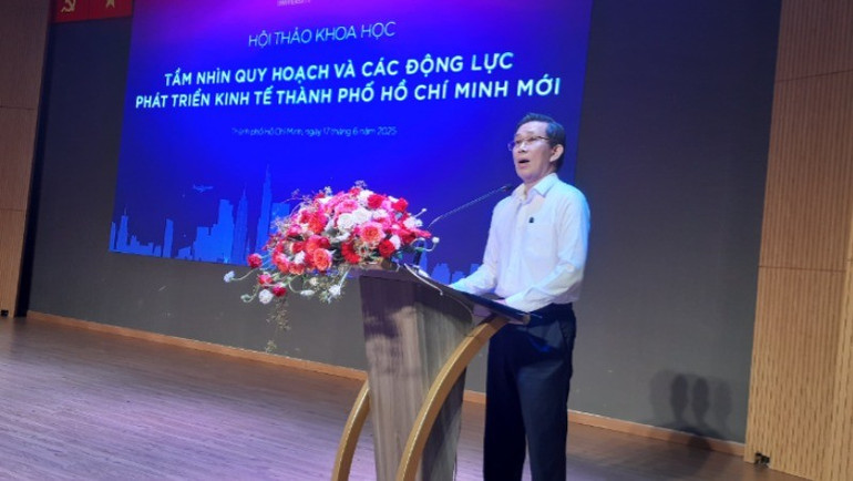 Giáo sư, Tiến sĩ Sử Đình Thành, Giám đốc Đại học Kinh tế Thành phố Hồ Chí Minh phát biểu tại hội thảo. 3-6691.jpg