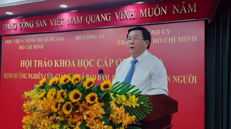 O professor Dr. Nguyen Xuan Thang, membro do Politburo, diretor da Academia Nacional de Política Ho Chi Minh e presidente do Conselho Central de Teoria, palestrou no workshop. 20251117-081709.jpg