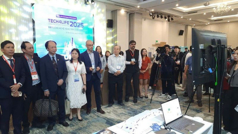 Các đại biểu tham quan các sản phẩm công nghệ tại Tech4Life 2025. vinasa-1.jpg