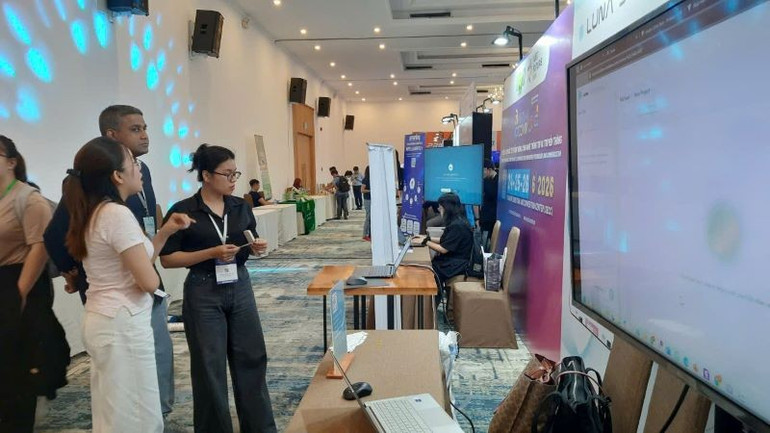 Các đại biểu tham quan các sản phẩm công nghệ được trưng bày tại Tech4Life 2025. vinasa-3.jpg