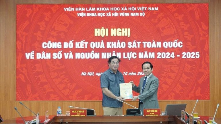 Phó Giáo sư, Tiến sĩ Vũ Tuấn Hưng, Viện trưởng Viện Khoa học xã hội vùng Nam Bộ (bên phải) bàn giao kết quả khảo sát cho các đơn vị. danso-1.jpg