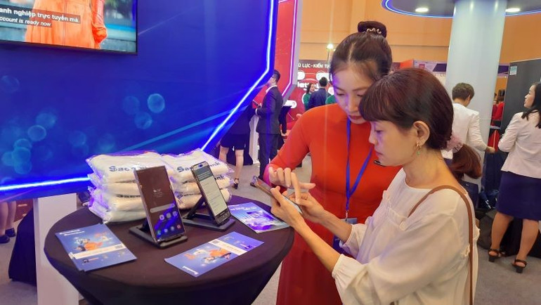 Người dân Thành phố Hồ Chí Minh trải nghiệm các công nghệ số tiên tiến tại triển lãm với chủ đề “Công nghệ nâng tầm cuộc sống”. kinhteso-7.jpg