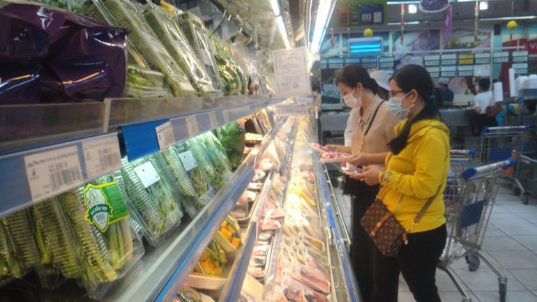 Người dân mua hàng hóa tại các hệ thống siêu thị tại Thành phố Hồ Chí Minh. kinhteso-11.jpg
