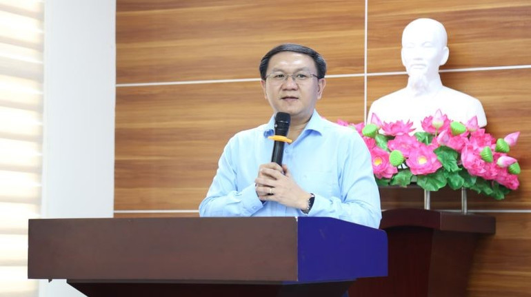 Ông Lâm Đình Thắng, Giám đốc Sở Khoa học và Công nghệ Thành phố Hồ Chí Minh trò chuyện cùng học sinh. ai-1.jpg
