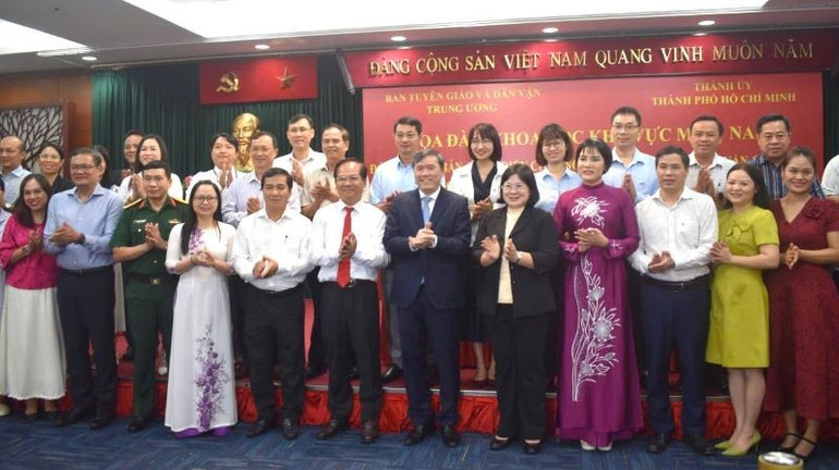 Делегати роблять фотографії на згадку. 22.jpg