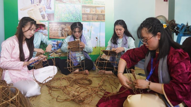 Thợ đan lát biểu diễn tại Diễn đàn “Chuyển đổi xanh và Ngày hội tái chế 2025”. duoc-3.jpg