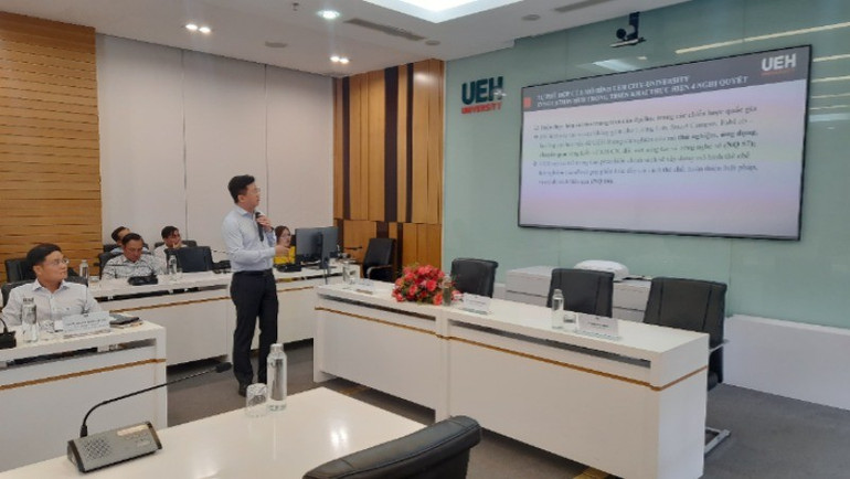 Le Dr Dinh Cong Khai, vice-président de l'Université d'économie de Hô-Chi-Minh-Ville, a présenté le modèle « Pôle d'innovation ville-université UEH » ueh-4-4238.jpg