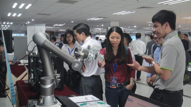 Doanh nghiệp Thành phố Hồ Chí Minh đang "khát" lao động chất lượng cao cho các ngành công nghiệp mới nổi (Doanh nghiệp triển lãm các robot cho các dây chuyền sản xuất). ld-2.jpg