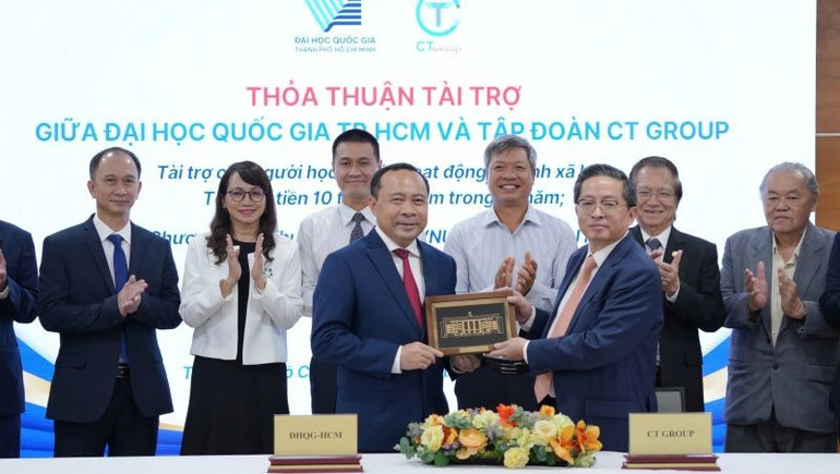 សាកលវិទ្យាល័យជាតិទីក្រុងហូជីមិញ ប្រគល់វត្ថុអនុស្សាវរីយ៍ដល់ CT Group ។ kyket-4-7639.jpg