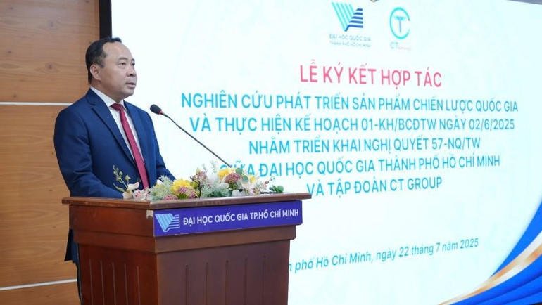 សាស្ត្រាចារ្យរង លោកបណ្ឌិត Vu Hai Quan នាយកសាកលវិទ្យាល័យជាតិទីក្រុងហូជីមិញ ថ្លែងក្នុងពិធីចុះហត្ថលេខា។ kyket-1.jpg