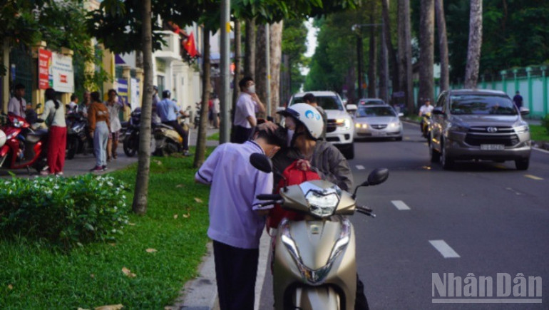 Phụ huynh chúc thí sinh đạt thành tích cao trong kỳ thi. ndo_br_dsc09685-8620.jpg