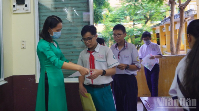 Thí sinh làm thủ tục vào phòng thi. ndo_br_66-9536.jpg
