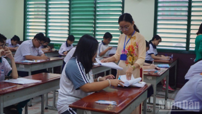 Kiểm tra thông tin của thí sinh trước khi bước vào môn thi đầu tiên. ndo_br_77-1123.jpg