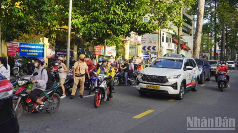 Lực lượng Cảnh sát giao thông làm công tác bảo đảm an toàn giao thông trước điểm thi. ndo_br_55-5308.jpg