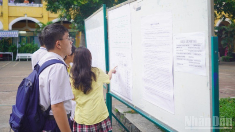 Thí sinh kiểm tra thông tin trước khi vào phòng thi. ndo_br_33-1591.jpg