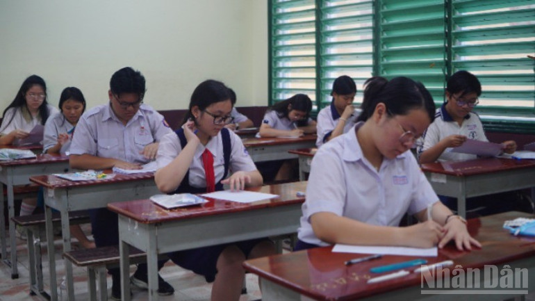 Thí sinh điền thông tin vào giấy thi. ndo_br_88-7205.jpg
