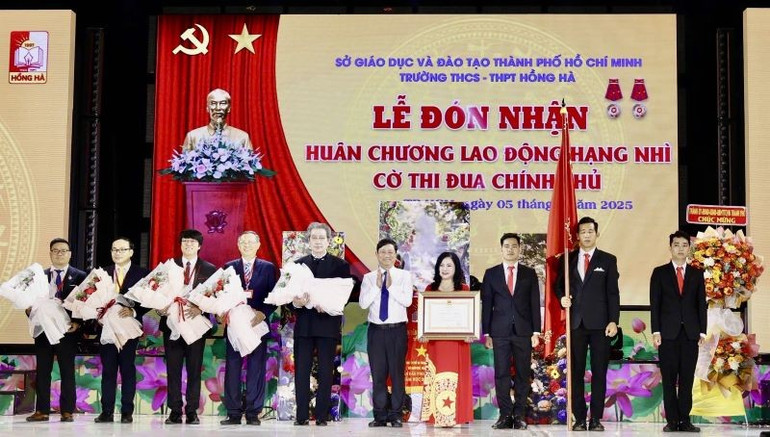 Đồng chí Võ Văn Minh, Chủ tịch Hội đồng nhân dân Thành phố Hồ Chí Minh dự lễ khai giảng tại Trường trung học cơ sở-trung học phổ thông Hồng Hà. kg-4.jpg