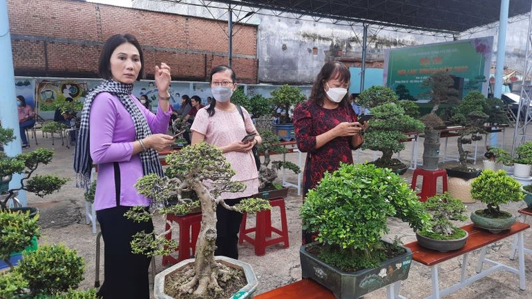 Khách tham quan cây kiểng được trưng bày tại Hội thi hoa lan, cây kiểng Thành phố Hồ Chí Minh. lan-4.jpg