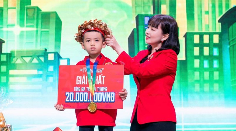 Mevrouw Nguyen Thanh Hoang Diem, algemeen directeur van Mathnasium Vietnam, reikte de lauwerkrans uit aan de winnaar van de eerste prijs. toan-2.jpg