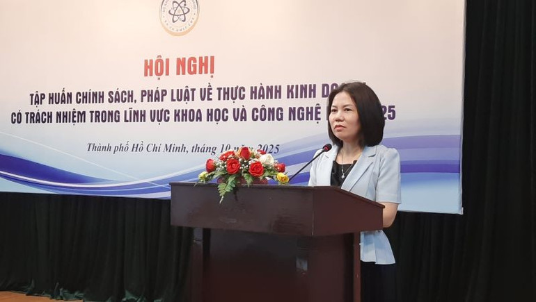 O Dr. Nguyen Nhu Quynh, Diretor do Departamento de Legislação do Ministério da Ciência e Tecnologia, discursou na sessão de treinamento. 22.jpg