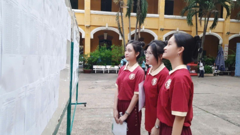 Các thí sinh xem lại danh sách trước khi làm thủ tục vào phòng thi. 7-7431.jpg