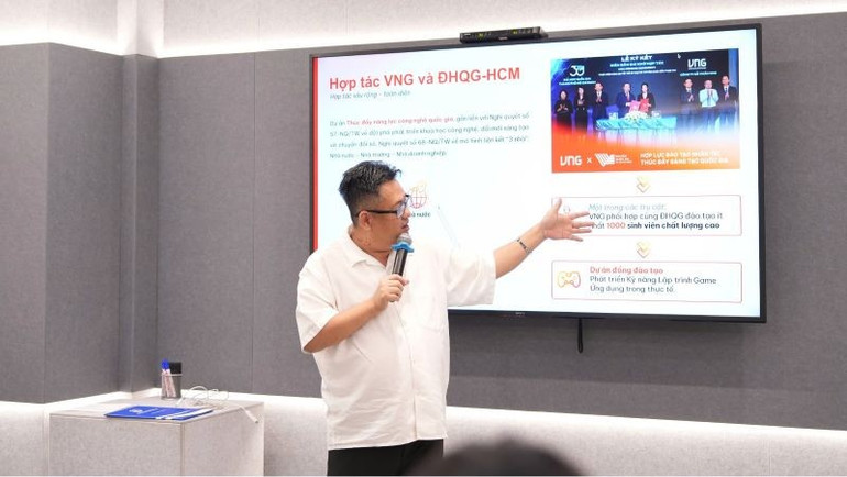 Tiến sĩ Nguyễn Tấn Trần Minh Khang, Phó Hiệu trưởng Trường đại học Công nghệ thông tin phát biểu tại sự kiện. uit-1-9217.jpg
