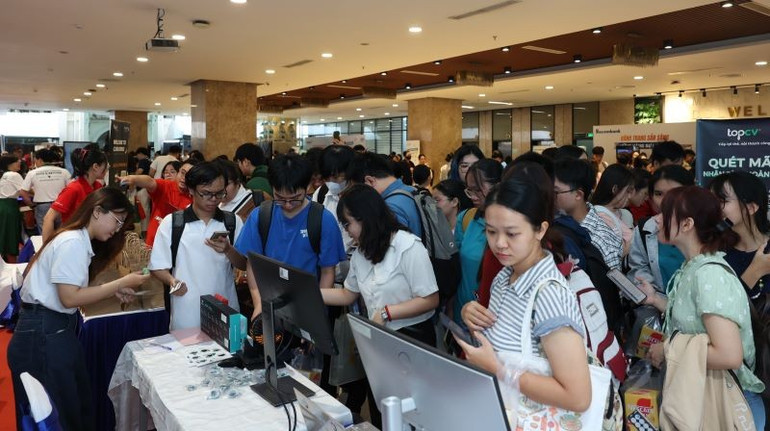 Studenter deltar i jobbmässan som anordnas av Ho Chi Minh City University of Economics. dh-1.jpg