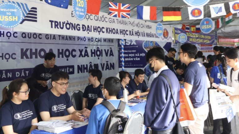 Trường Đại học Khoa học xã hội và Nhân văn tư vấn tuyển sinh. 2222222-6898.jpg