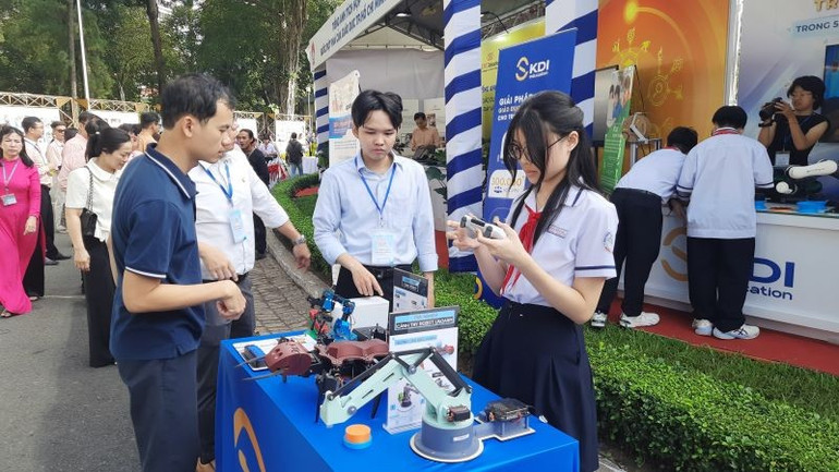 ផលិតផលបច្ចេកវិទ្យាអប់រំទំនើបៗជាច្រើនដែលបម្រើដល់ការបង្រៀននិងការរៀនក៏ត្រូវបានដាក់តាំងបង្ហាញនៅក្នុងពិព័រណ៍នេះផងដែរ។ anh-88.jpg