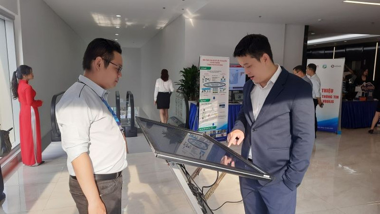 Đại biểu tìm hiểu các giải pháp chuyển đổi số được giới thiệu tại hội thảo chuyển đổi số Thành phố Hồ Chí Minh. cds-2.jpg