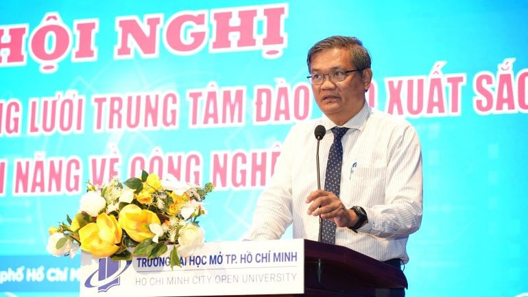 Giáo sư, Tiến sĩ Nguyễn Minh Hà, Hiệu trưởng Trường đại học Mở Thành phố Hồ Chí Minh phát biểu tại hội nghị dsc03253-1.jpg