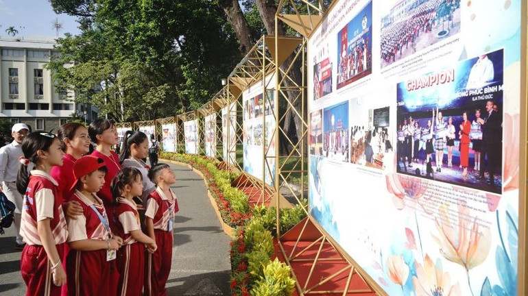 និស្សិតទីក្រុងហូជីមិញទស្សនាការតាំងពិពណ៌។ anh-66.jpg