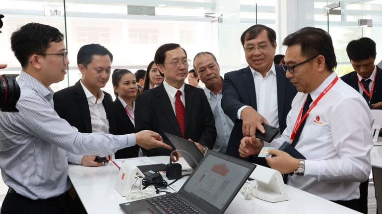 Os delegados visitaram o Centro de Eletrônica e Semicondutores (ESC) do Parque de Alta Tecnologia da Cidade de Ho Chi Minh. ai-1.jpg