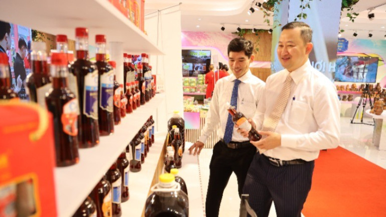Các đại biểu tham quan sản phẩm của các doanh nghiệp tỉnh Ninh Thuận trưng bày tại tuần lễ. img-9621-8932.jpg