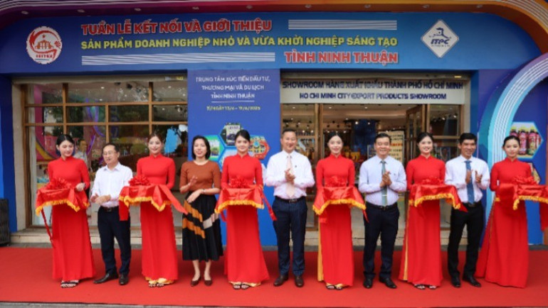Nghi thức cắt băng khai mạc. img-9784-2095.jpg