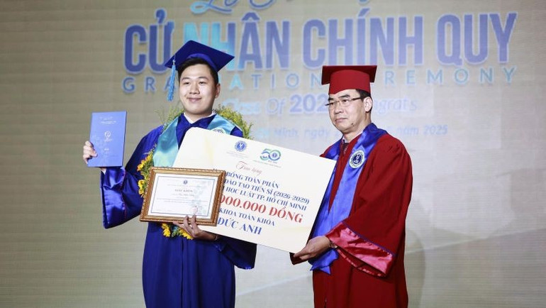 Tiến sĩ Lê Trường Sơn, Hiệu trưởng Trường đại học Luật Thành phố Hồ Chí Minh trao bằng cử nhân và khen thưởng cho thủ khoa toàn khóa Cao Đức Anh luat-1.jpg