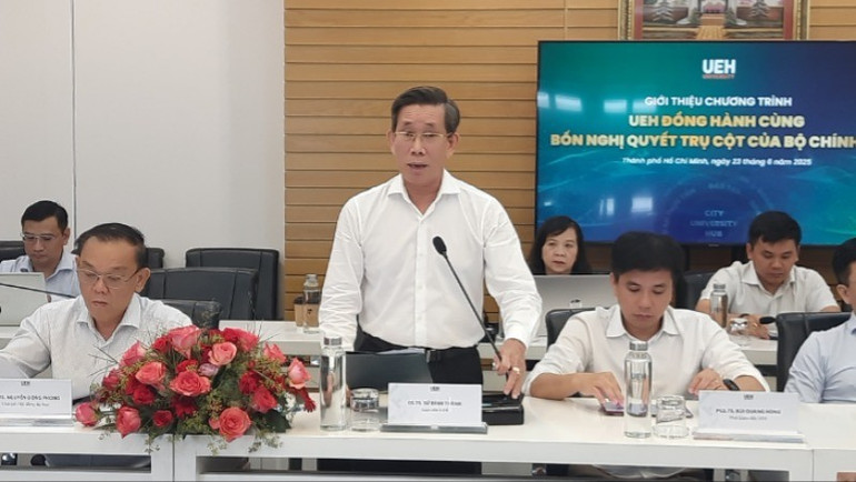 Le professeur, Dr. Su Dinh Thanh, directeur de l'Université d'économie de Ho Chi Minh-Ville, a pris la parole lors du programme. ueh-2-7597.jpg