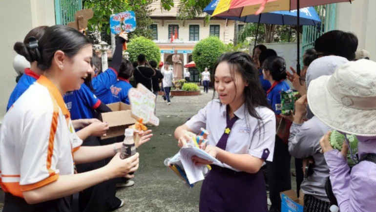 Thí sinh tại điểm thi Trường trung học phổ thông Lê Quý Đôn kết thúc môn thi Ngữ văn. nguvan-2-3577.jpg