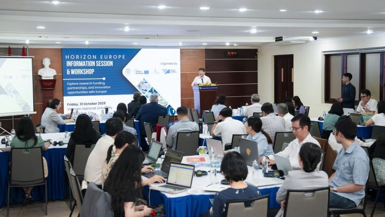 Scena conferinței. dh-2.jpg