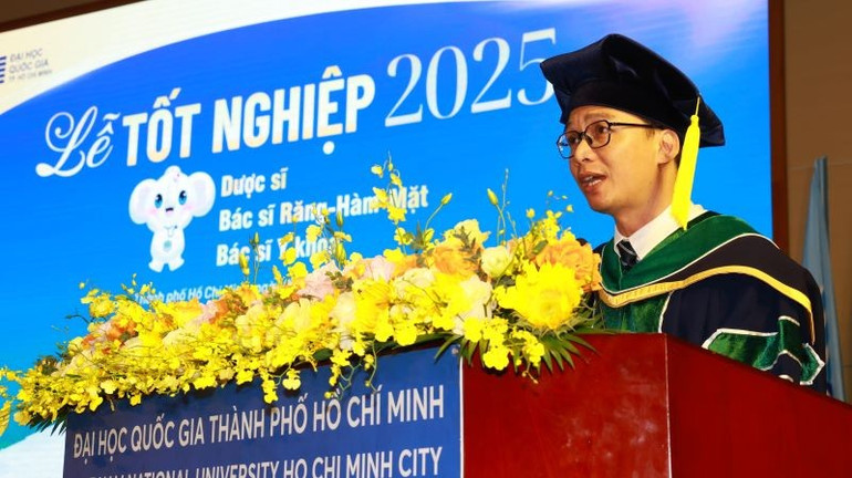 Profesorul Dr. Phan Bach Thang, rectorul Universității de Științe ale Sănătății, a vorbit la ceremonia de absolvire. thang-2.jpg